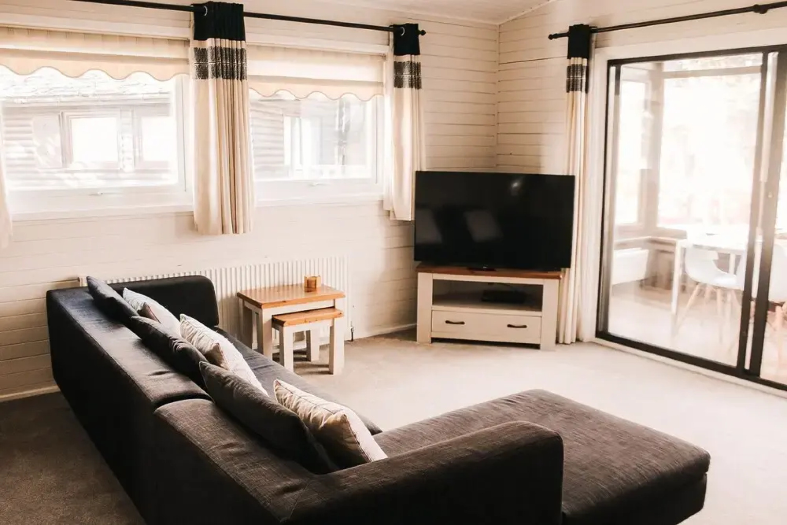 Keer Side Lodge, Luxury lodge with private hot tub at Pine Lake Resort