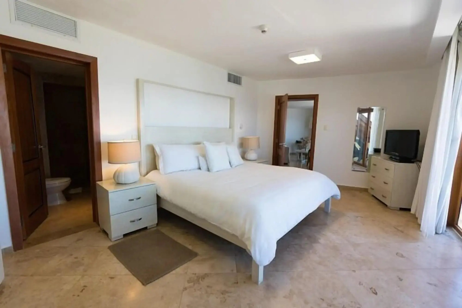 The Bannister Hotel & Yacht Club