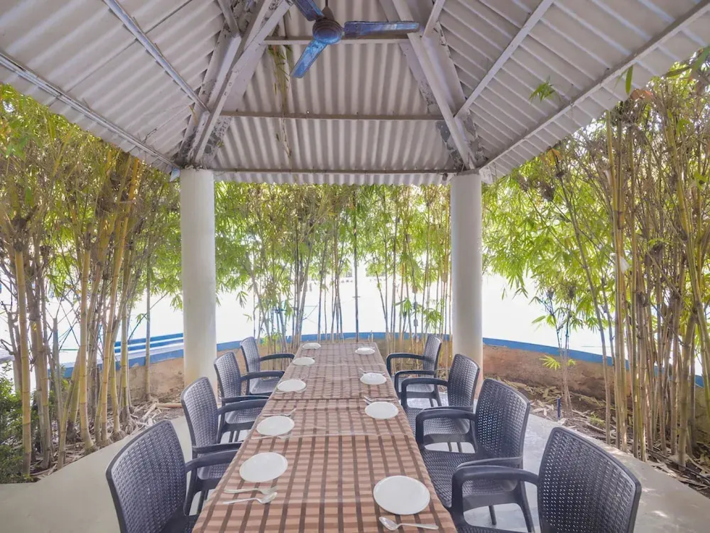 Collection O 23137 Blue Roof Club