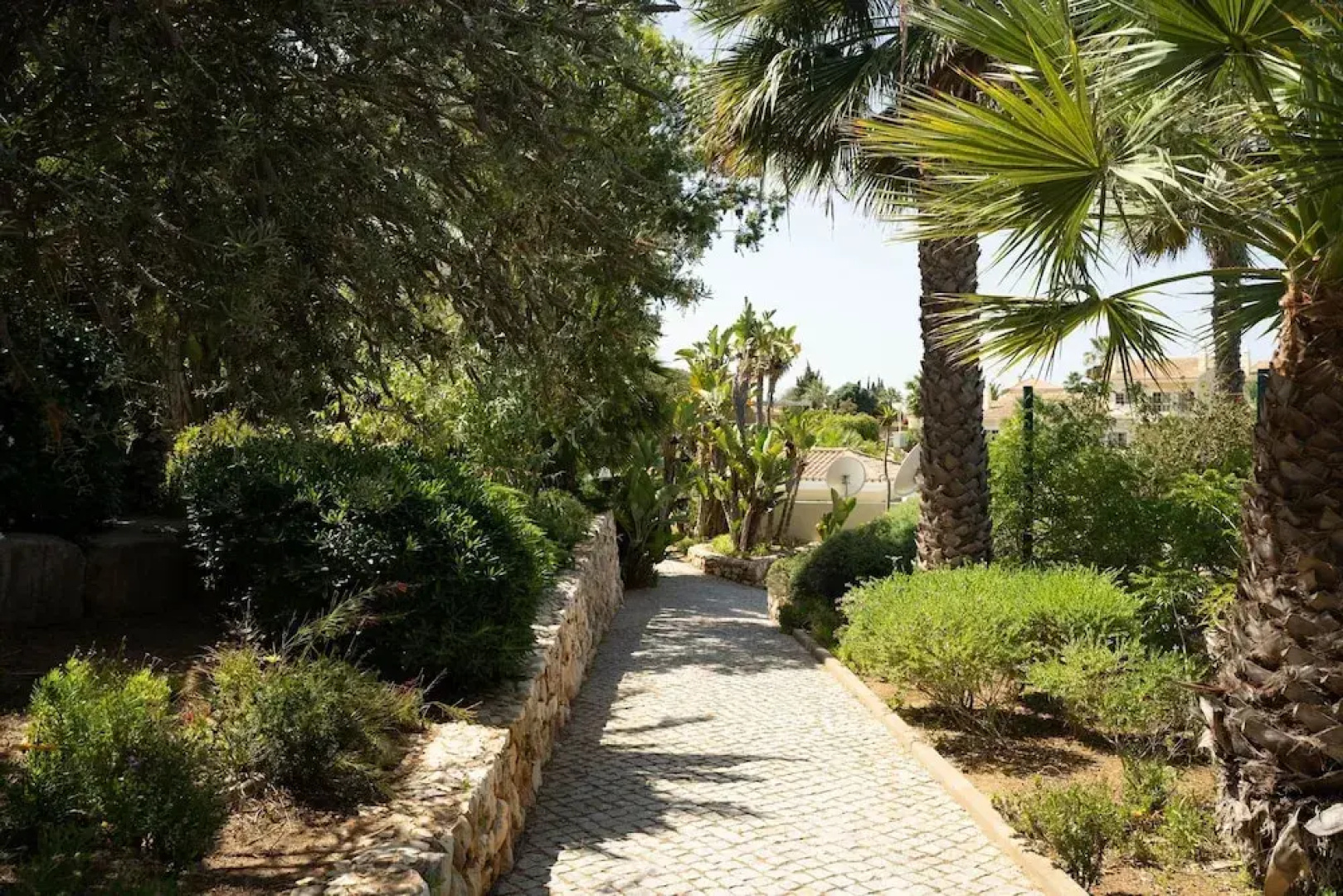 49 Presa da Moura Superbly 2 Bed Townhouse Clos