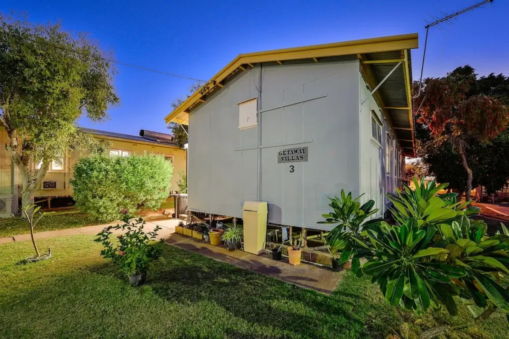 Getaway Villas Unit 3 - 3 Bedroom Self-Contained Villa with a Deck