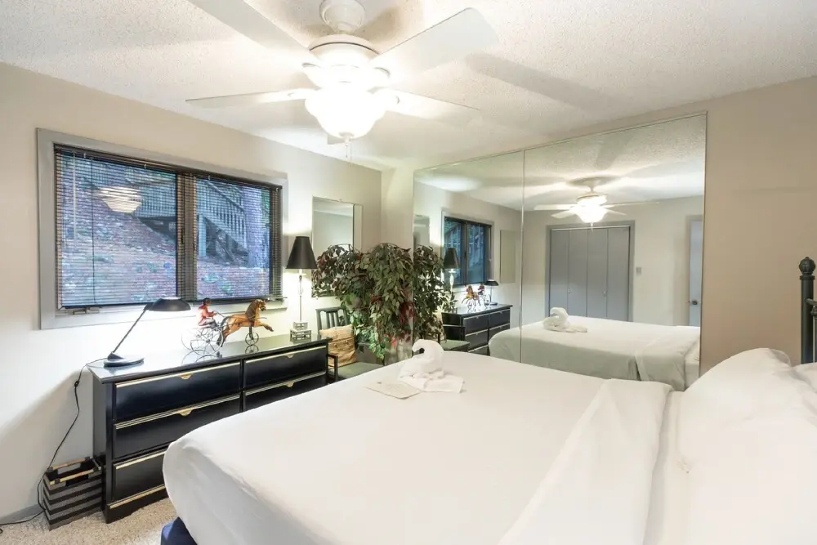 Forest view two bedroom, two bath condo on Lake Ouachita, steps away from pool and spa. by RedAwning