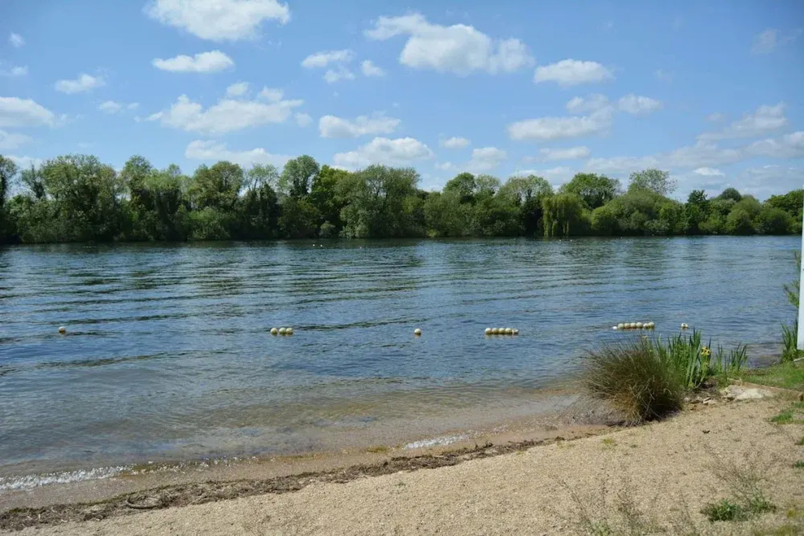 Stylish family-friendly lakeside retreat in the Cotswold Water Park