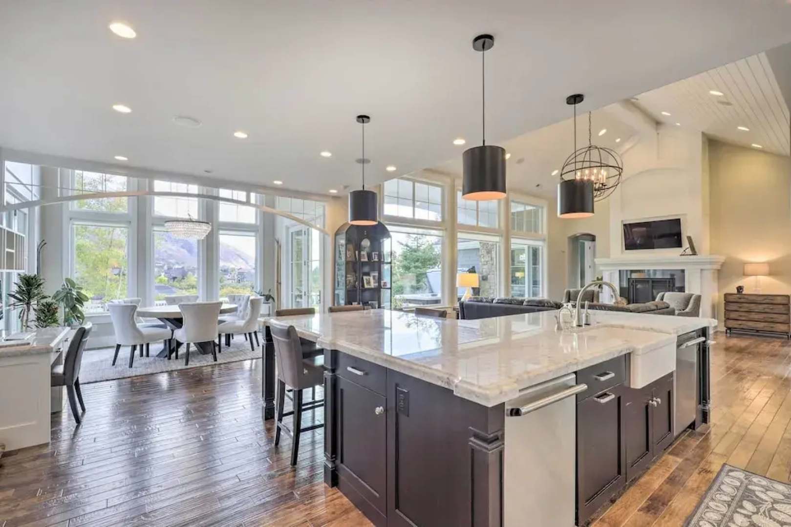 Luxe Sandy Home w/ Hot Tub: 9 Mi to Skiing!