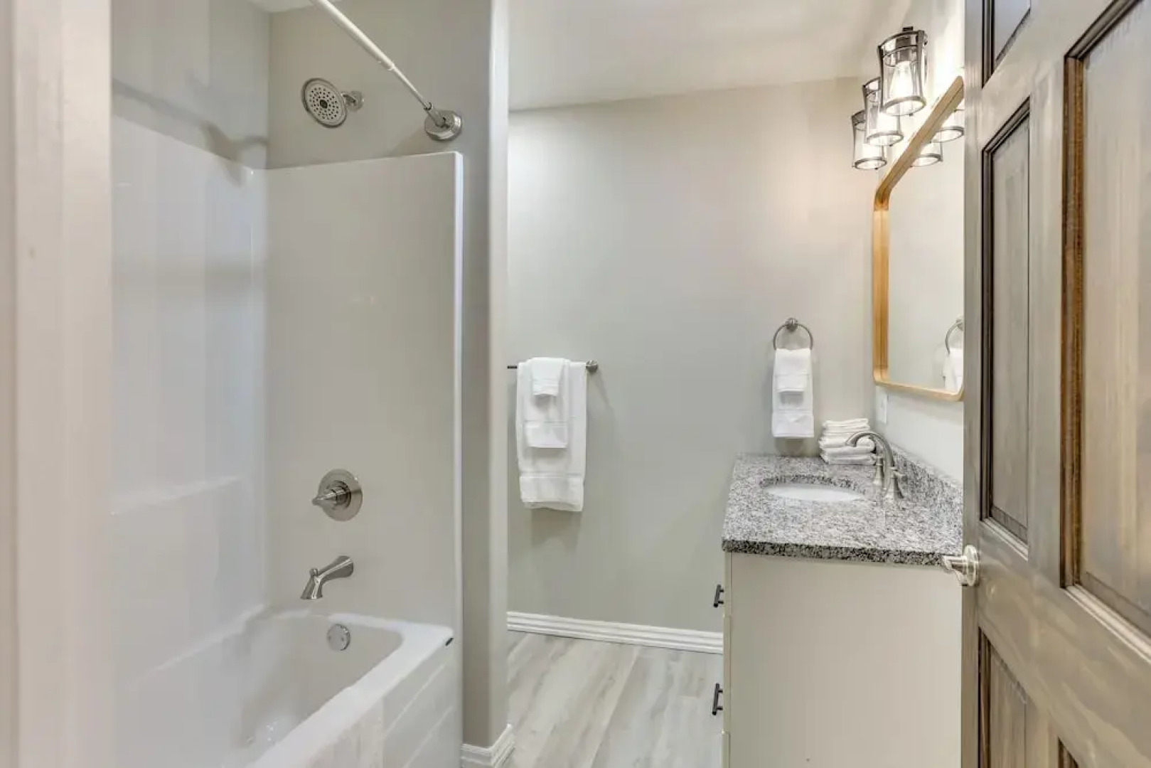 Half-mi to Oakland City Golf Club: Sleek Apartment