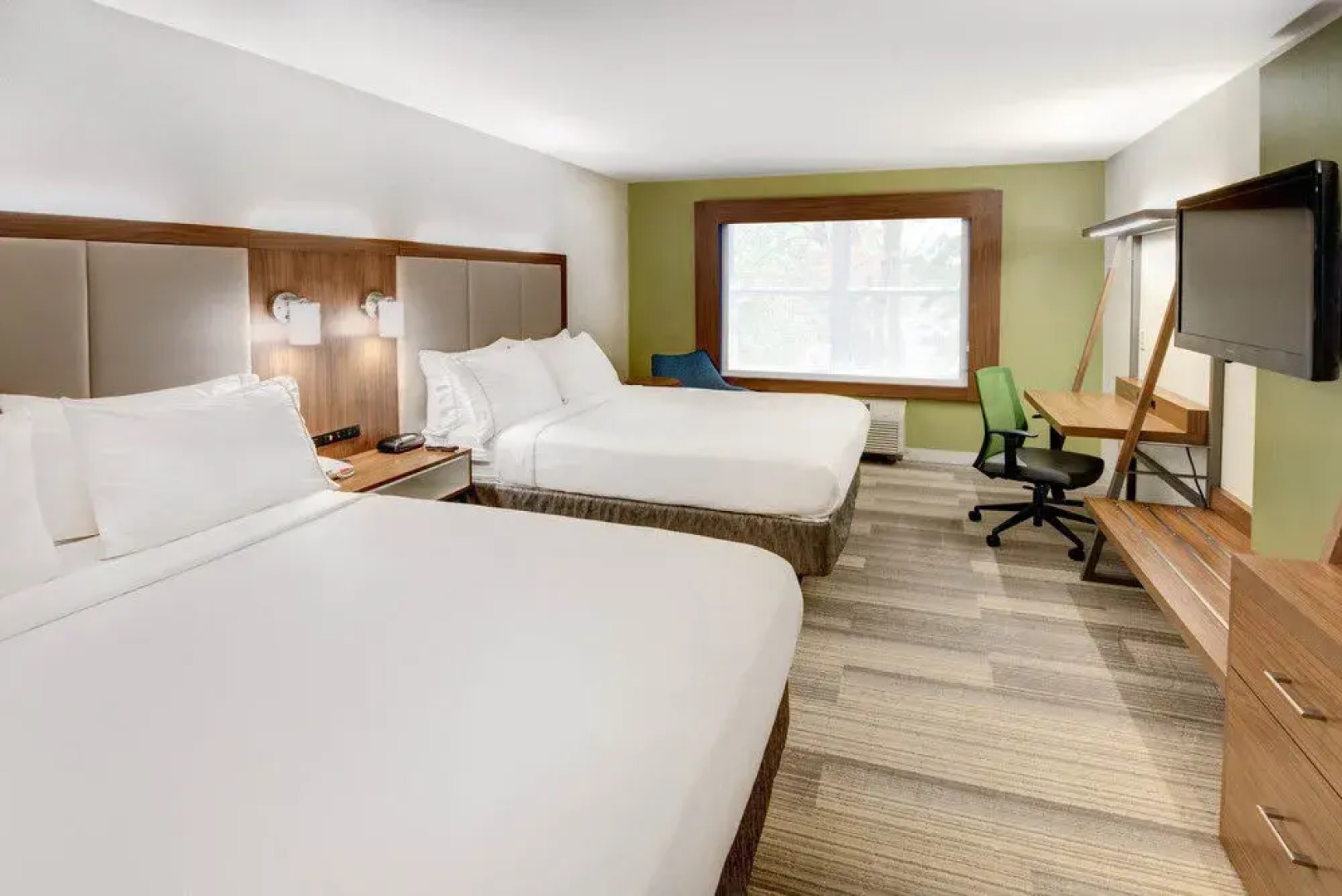 Holiday Inn Express & Suites Woodbridge