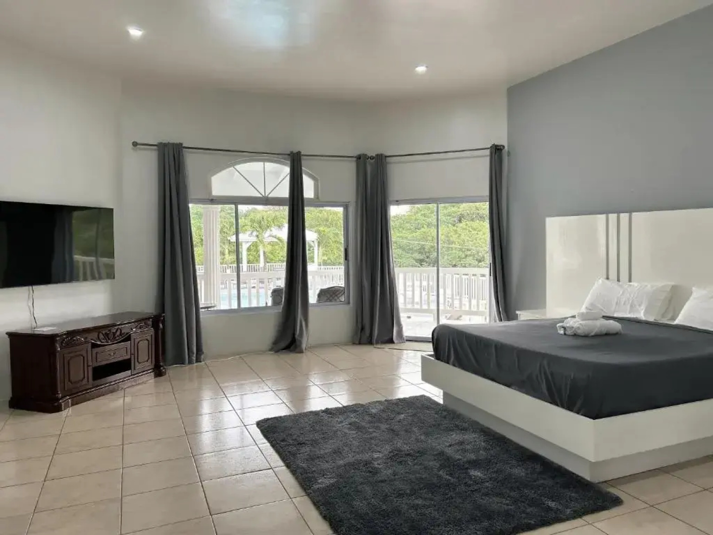 Luxury 5BD Villa - Massive Pool & Outdoor Vibe