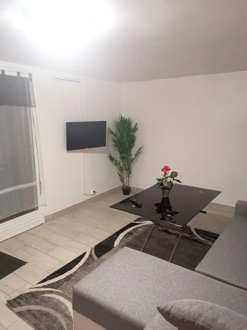 Apartment with 2 Bedrooms in Villeneuve-Le-Roi, with Wifi