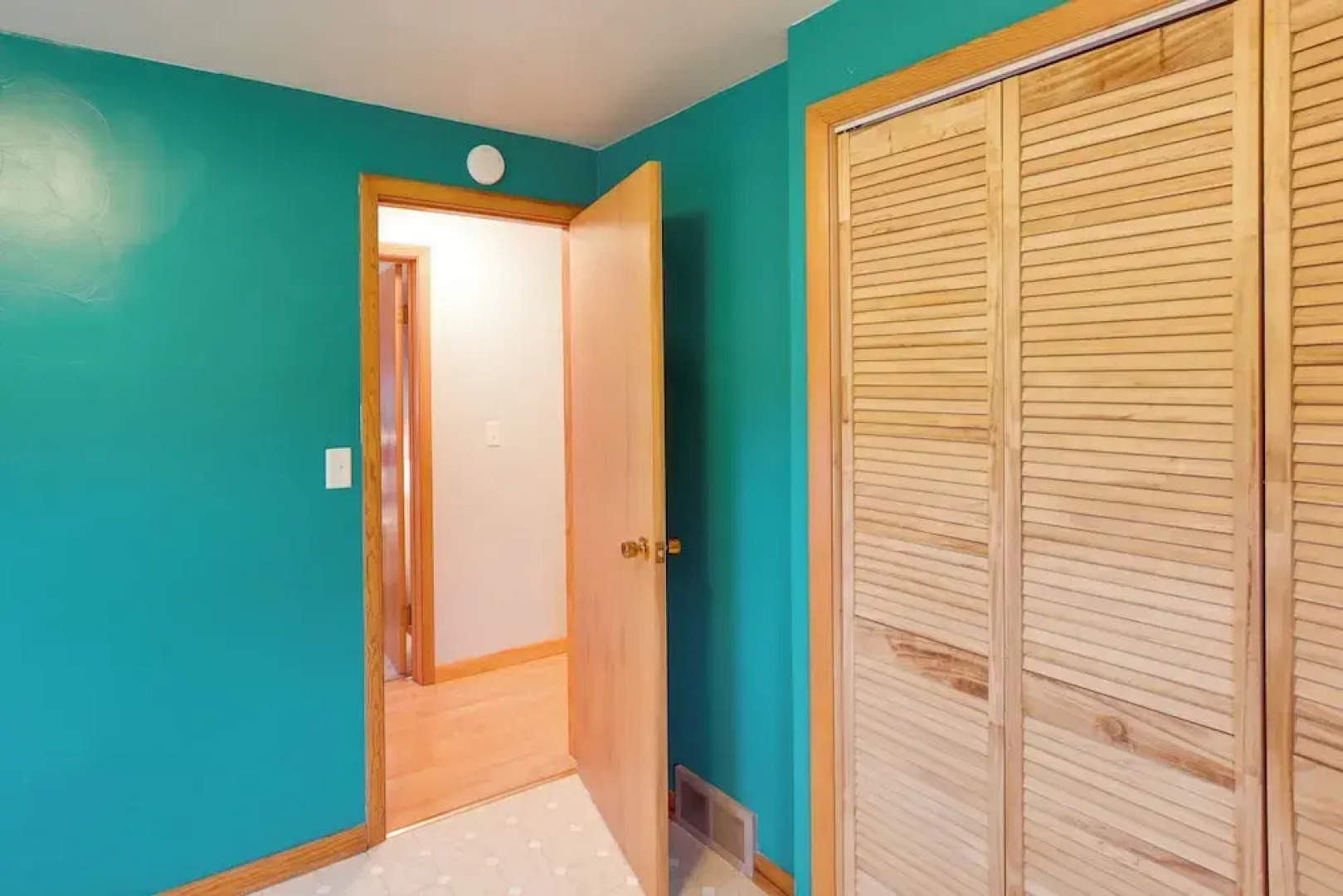 Bright Algoma Home 1 Mi to Lake Michigan!