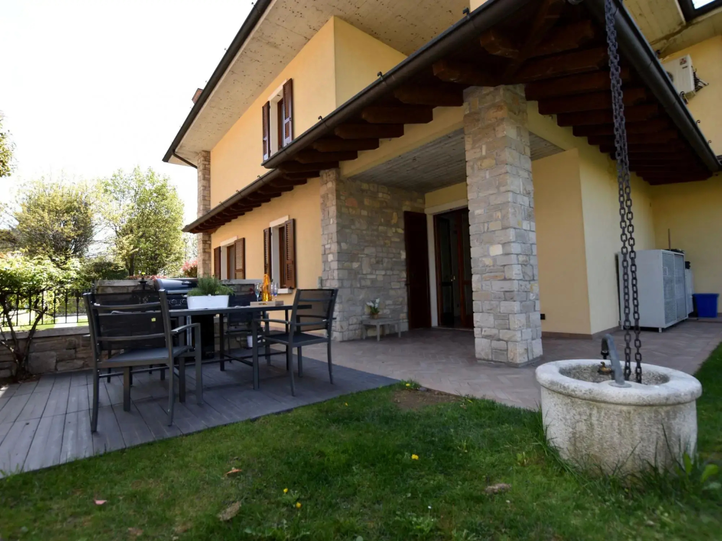 Luxurious Villa in Lombardy with Garden and bubble bath