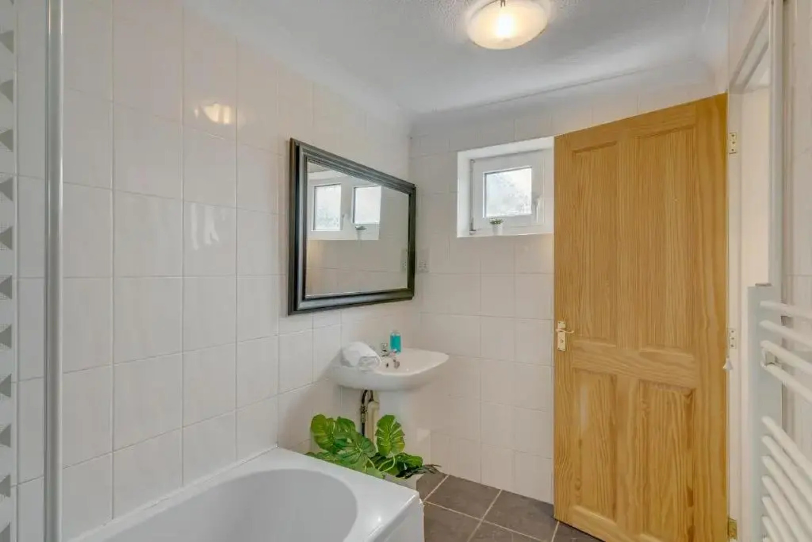 Reepham Rest - 2 Bedroom, Free Parking, 390 Mbps Wifi, Netflix, Fully Equipped kitchen - Ginger & Gold ltd
