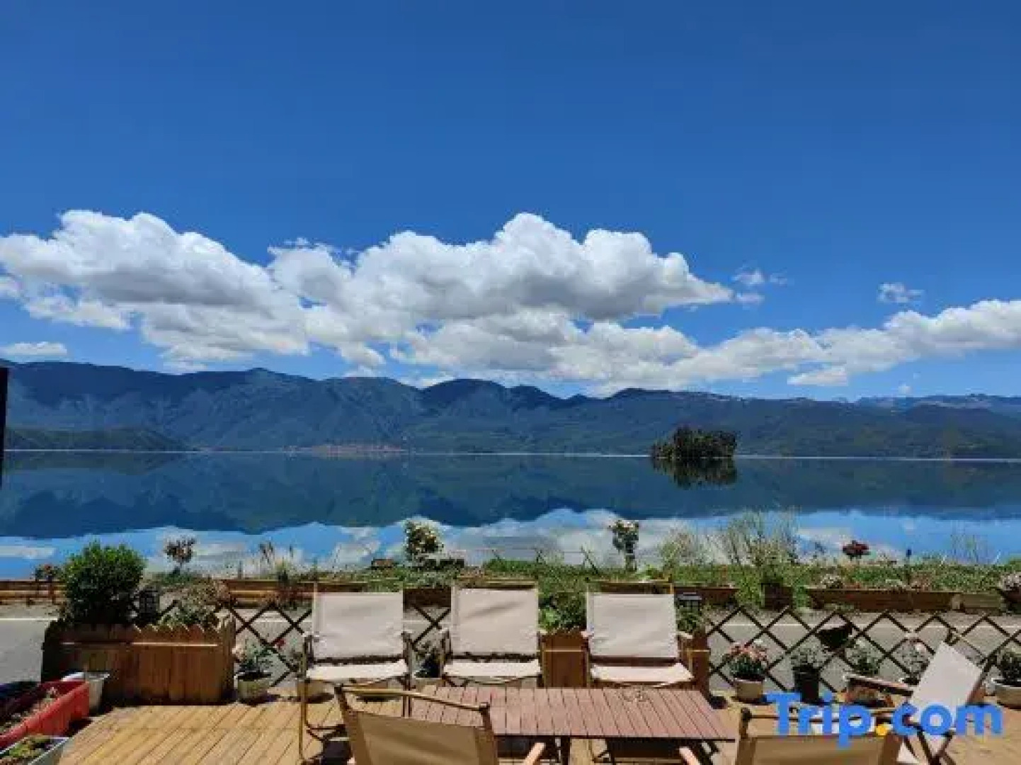 Lugu Lake Yuanshe Homestay (Lover's Beach Branch)