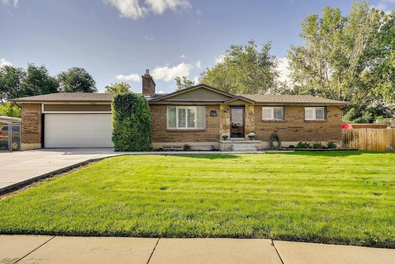 Updated Ranch Apartment w/ Deck - 9 Mi to Downtown