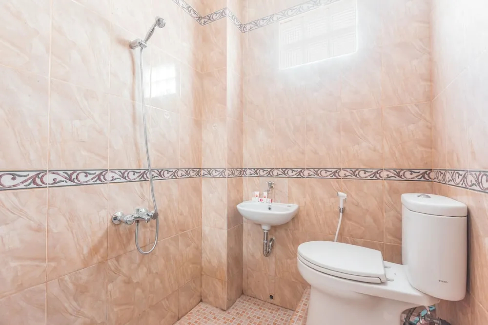 Fallinda Hotel by OYO Rooms