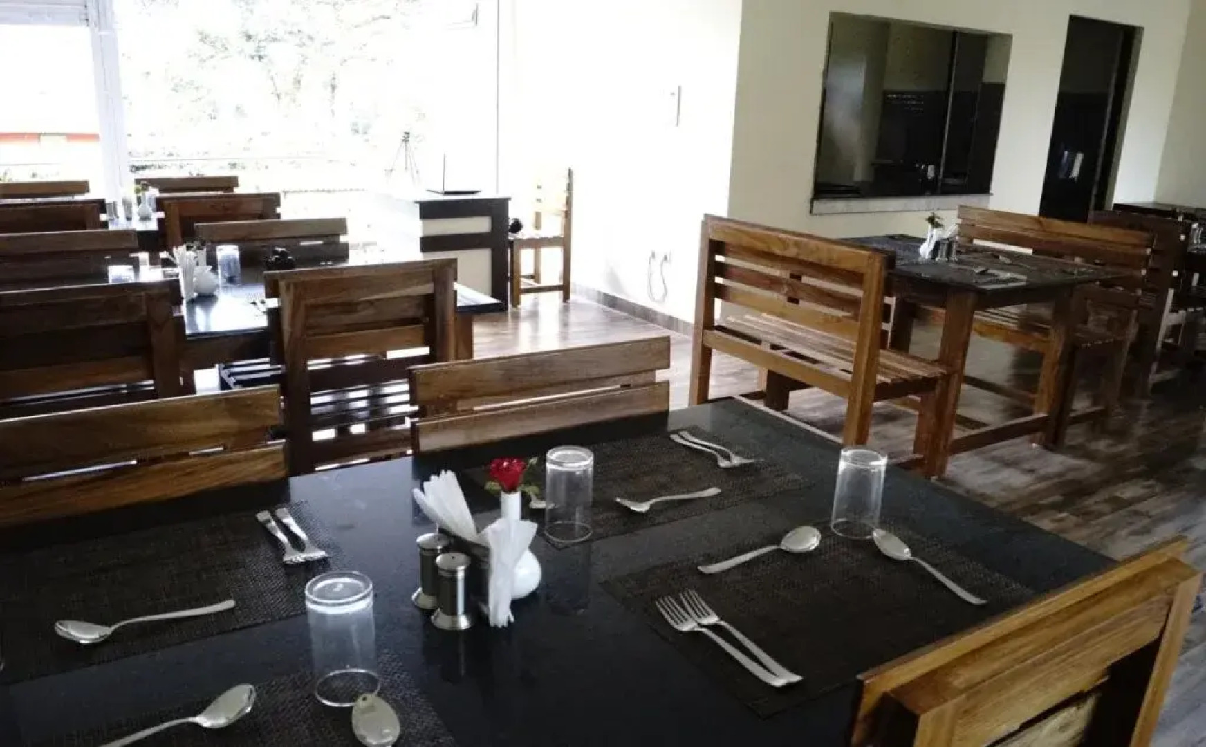 La Flora Safari Inn