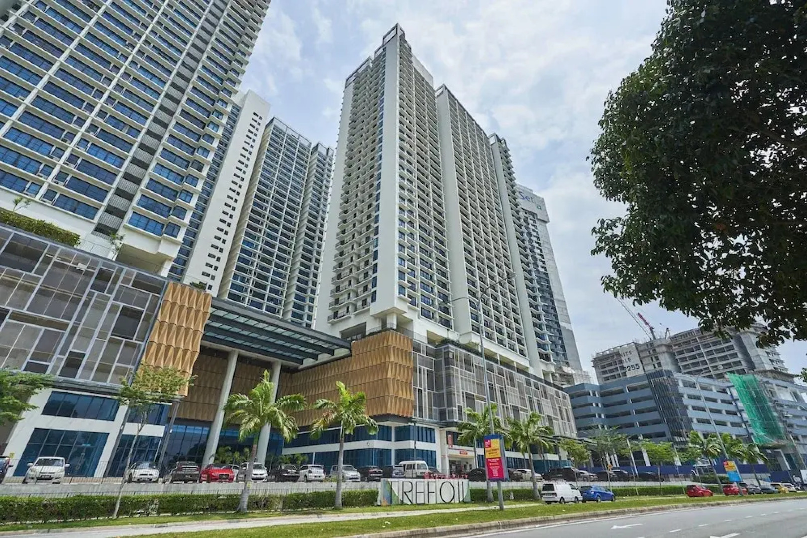 OYO Home 44001 Elegant Studio Setia Alam Trefoil