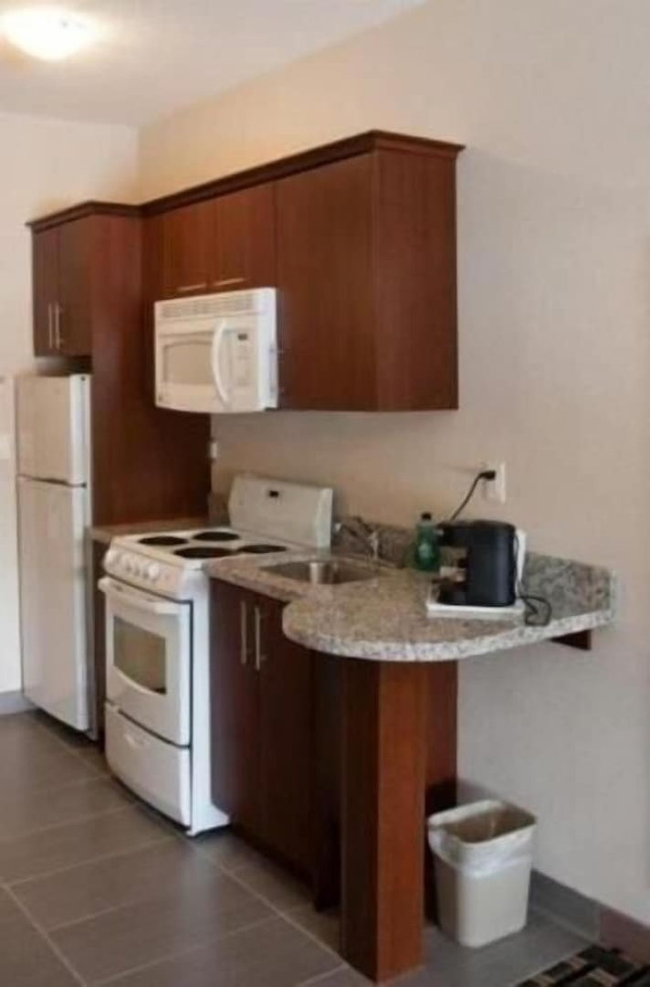 Carlyle Western Star Inn & Suites