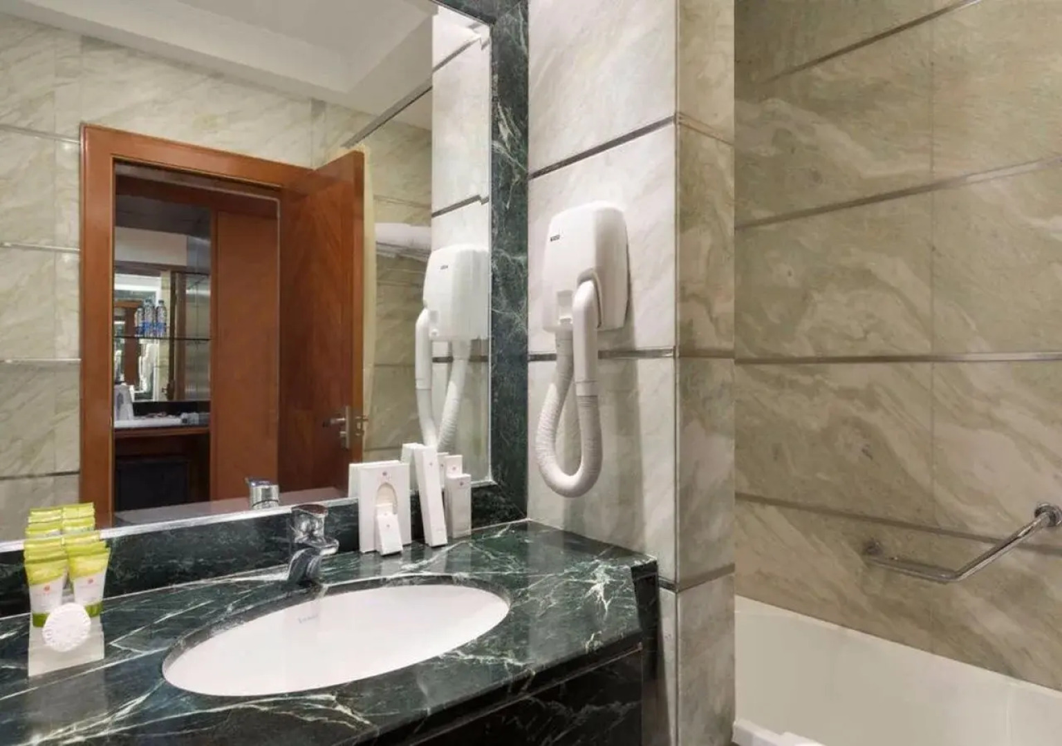 Ramada Al Hada Hotel And Suites