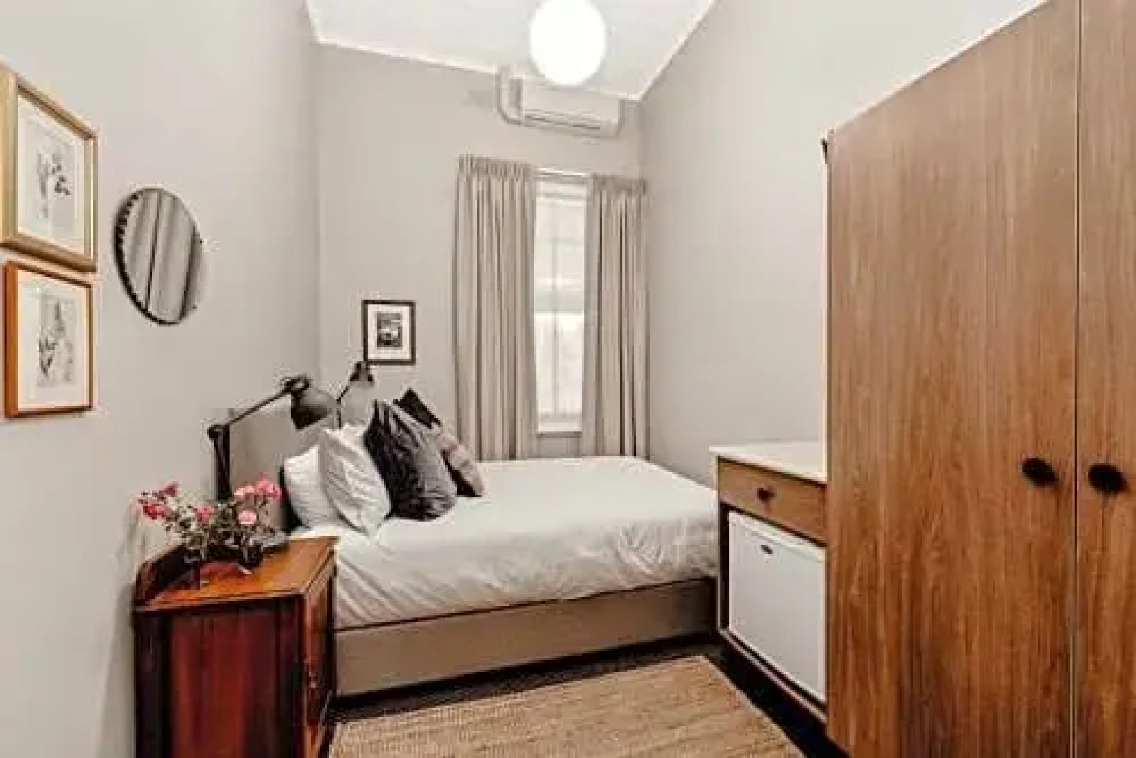 The Commercial Quarters - Room 4-has air conditioning, free WIFI, TV and fridge