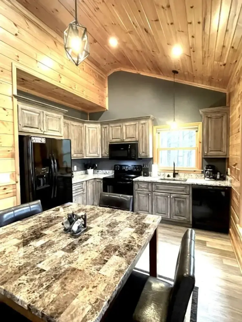 Peaceful family cabin near fishing with over 100 acres of mountain and field trails to explore! 2 Bedroom Cabin by RedAwning