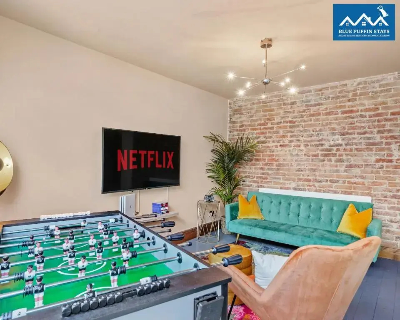 4 Bed Luxury Design House By Blue Puffin Stays with Hot tub, Foosball & Parking