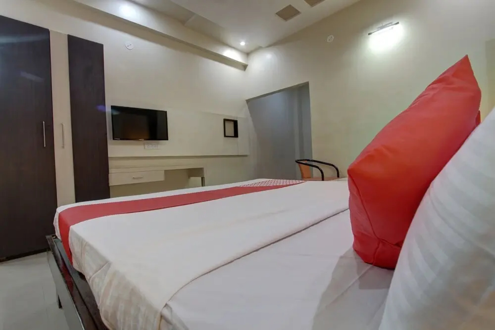 OYO 36620 Hotel Pleasant Stays