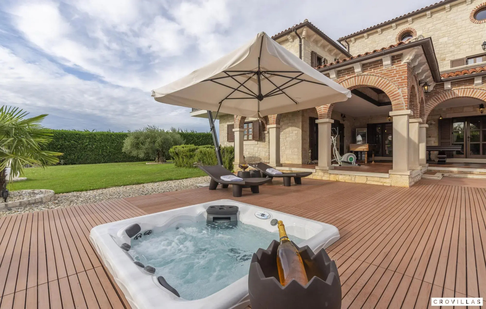 Carolus in Barat with 5 bedrooms and 5 bathrooms