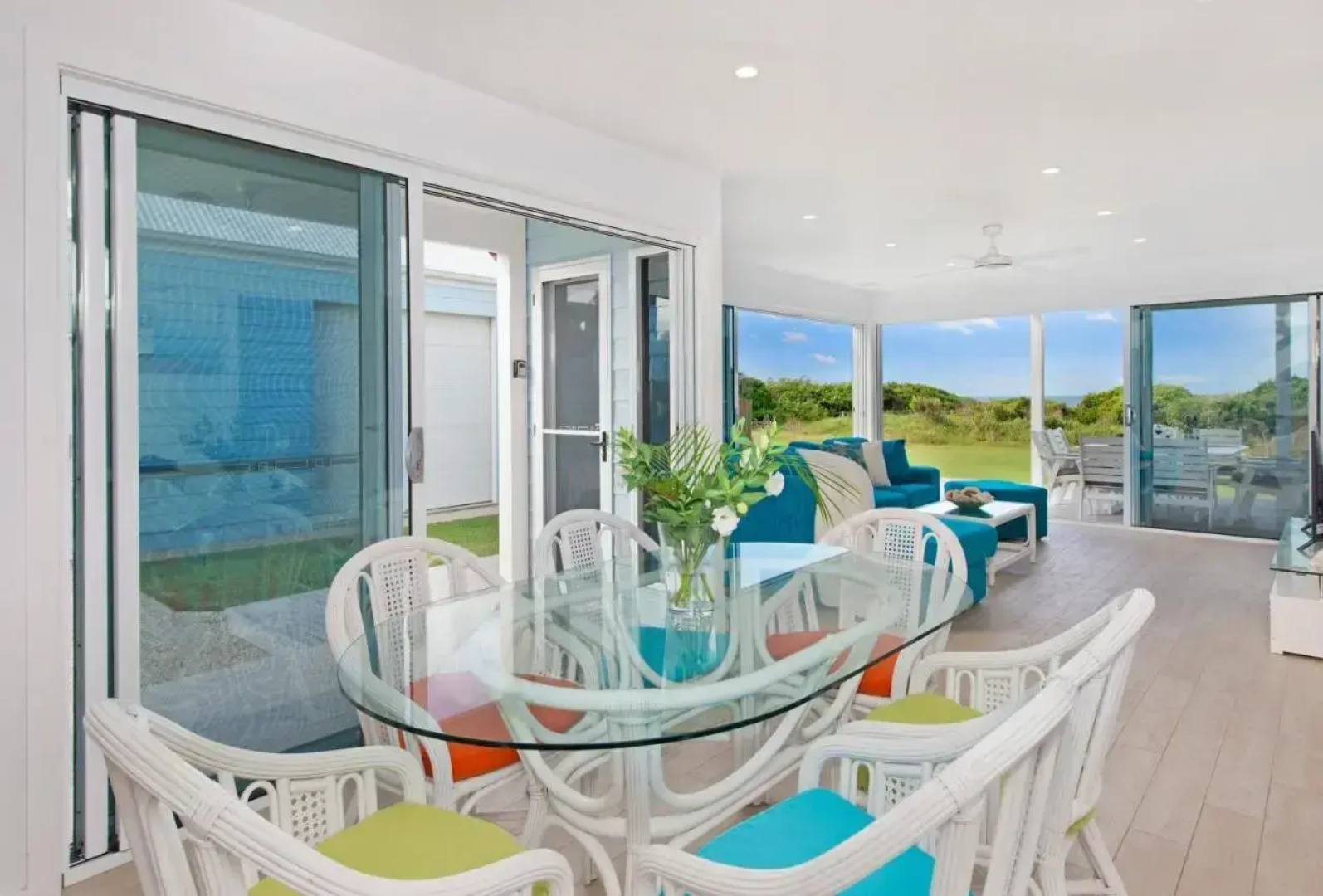 Middle Rock Beach House - Beach Front, Lake Cathie