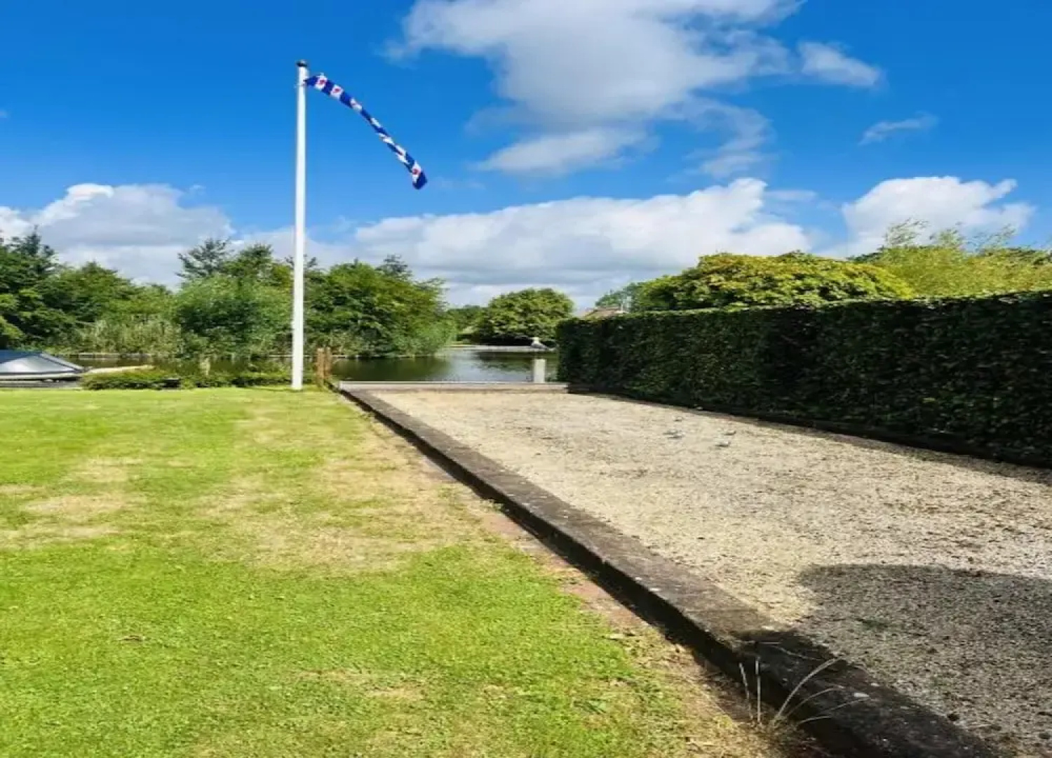 Tranquil Lakeside Stay for 4 Guests