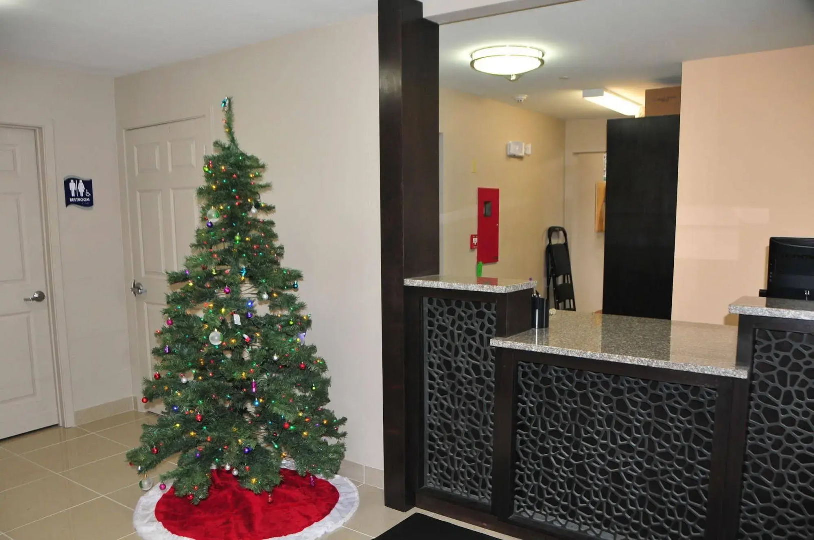 Paradise Inn & Suites