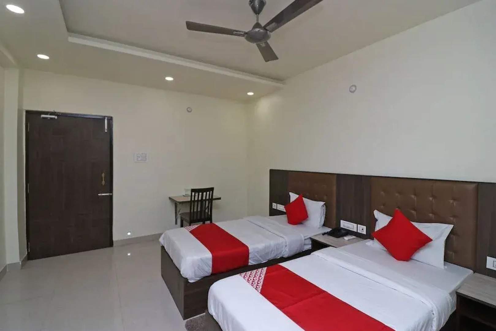 OYO 37989 Hotel Debarshi