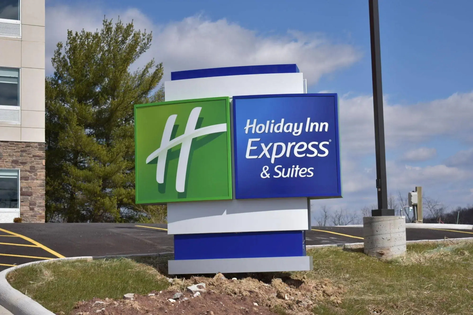 Holiday Inn Express & Suites Parkersburg East by IHG