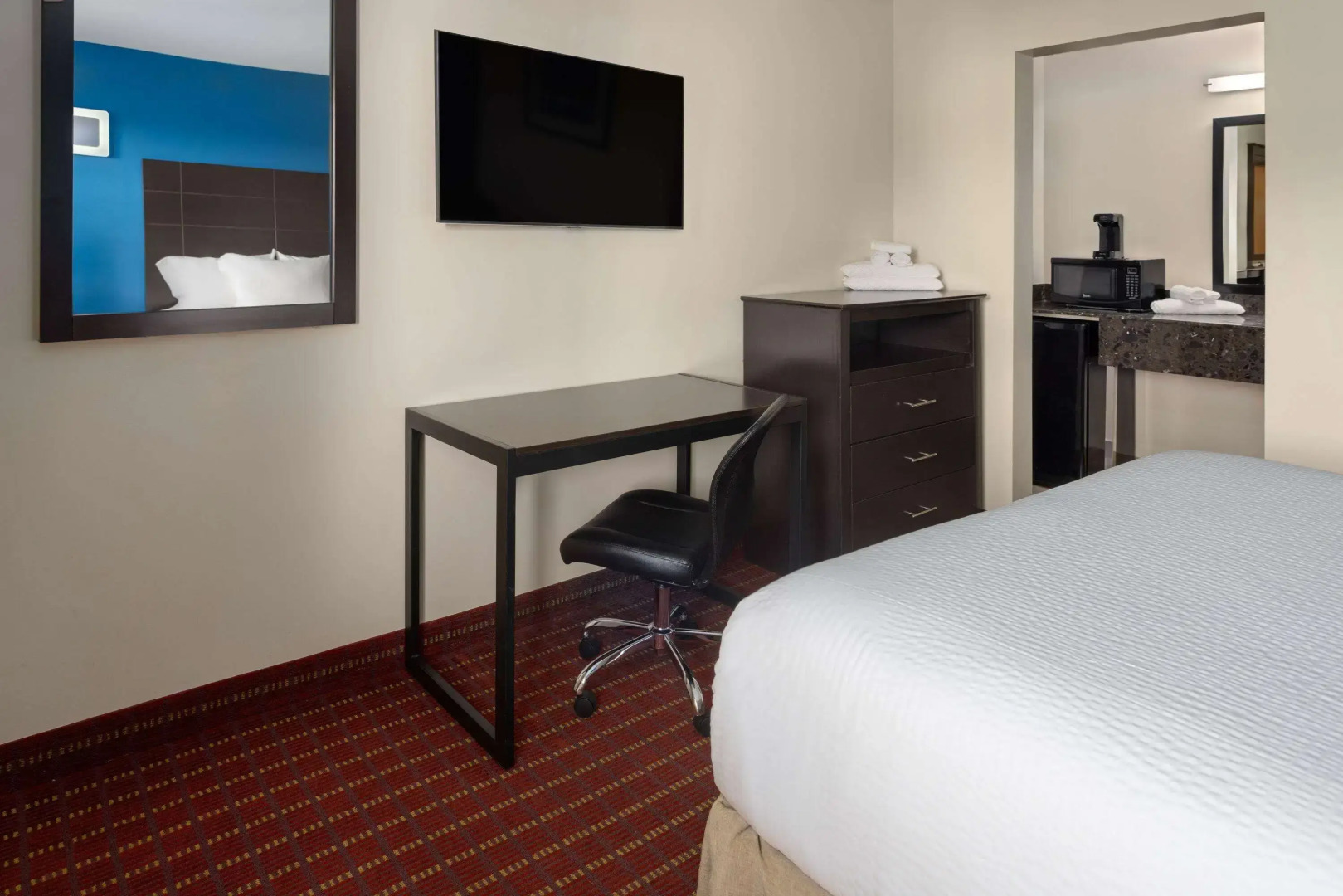 Travelodge by Wyndham Manhasset