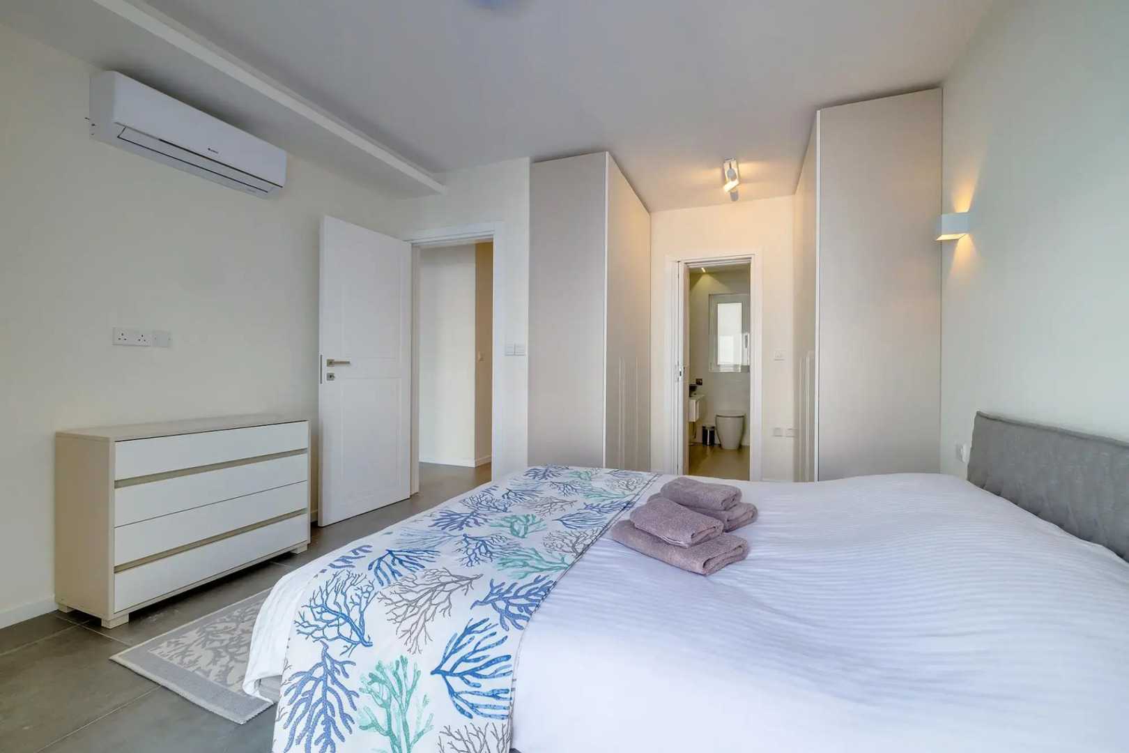 Stunning 3BR Apartment With Marina Views