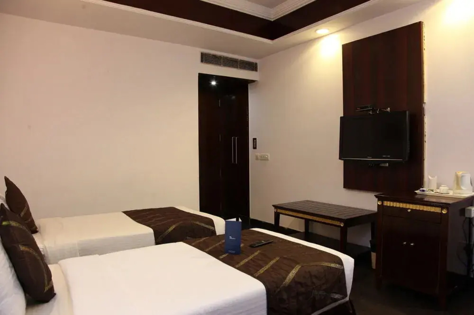 First Star HUDA Metro by FabHotel