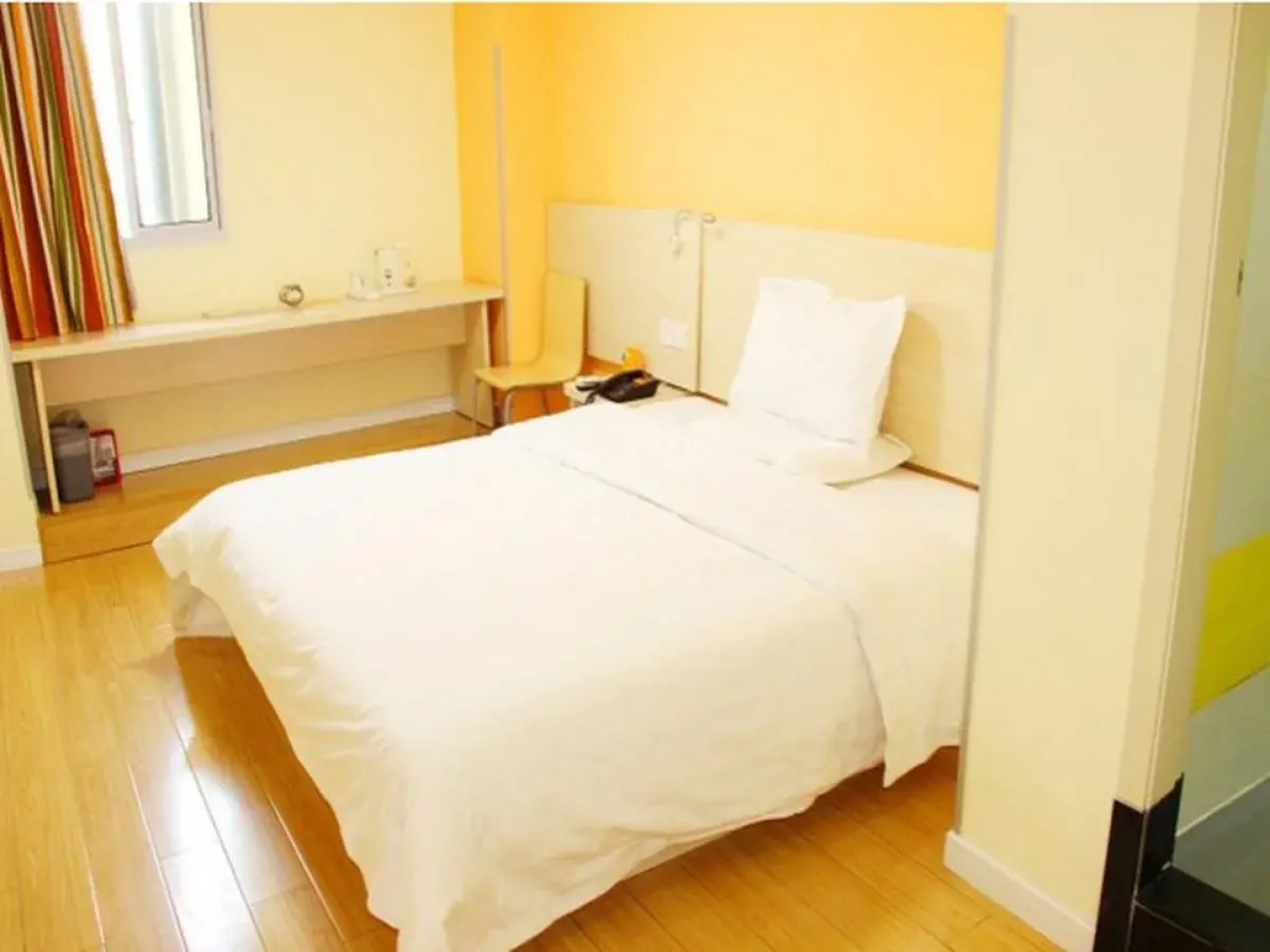 7Days Inn Wuhan Guanggu Walking Street Baoli Garden Branch