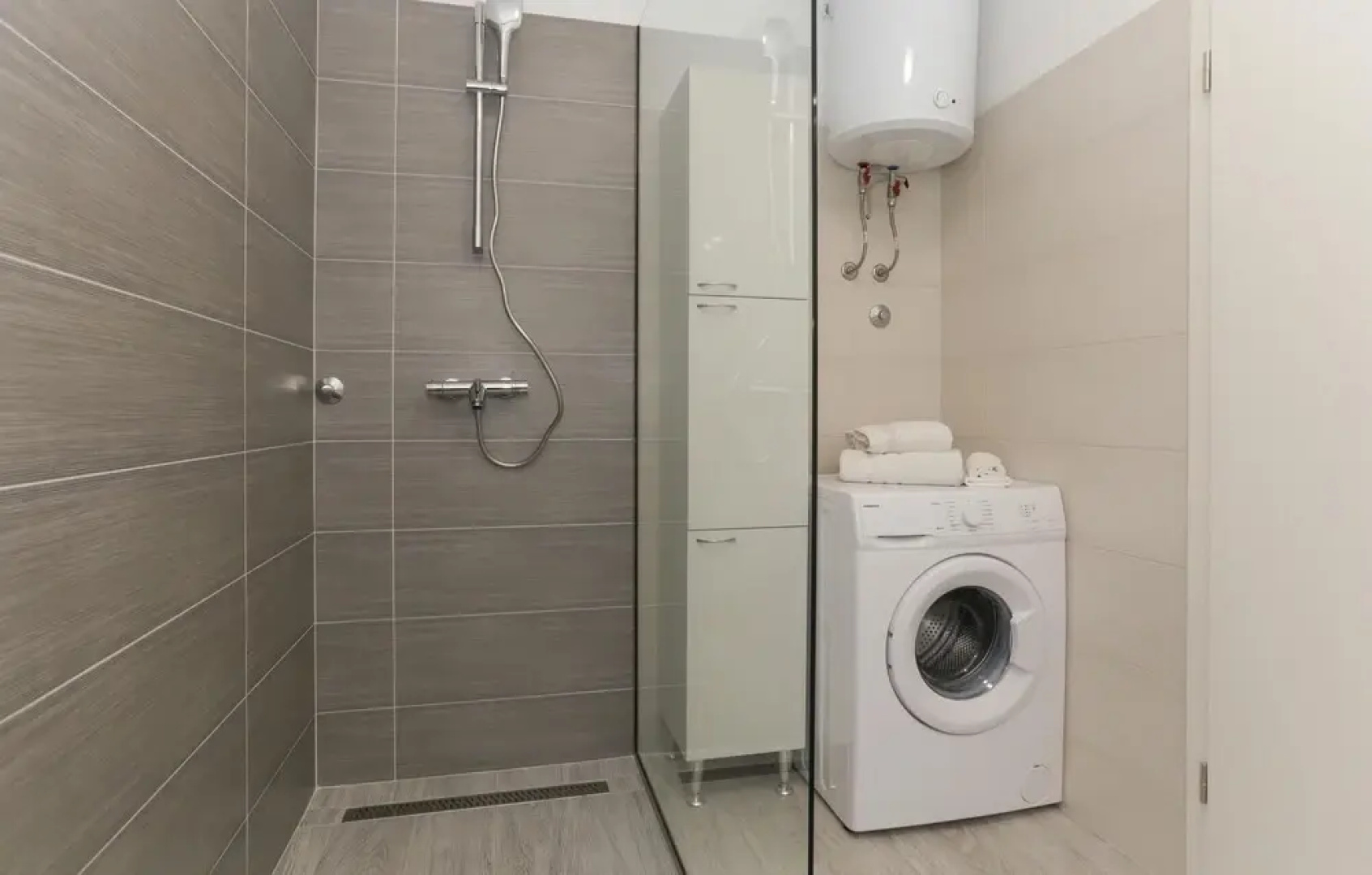 Amazing Home in Solin with WiFi, 1 Bedrooms & Hot Tub
