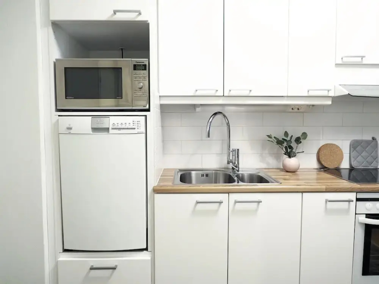 Modern 1BR Apt with Sauna, Balcony & Free Parking