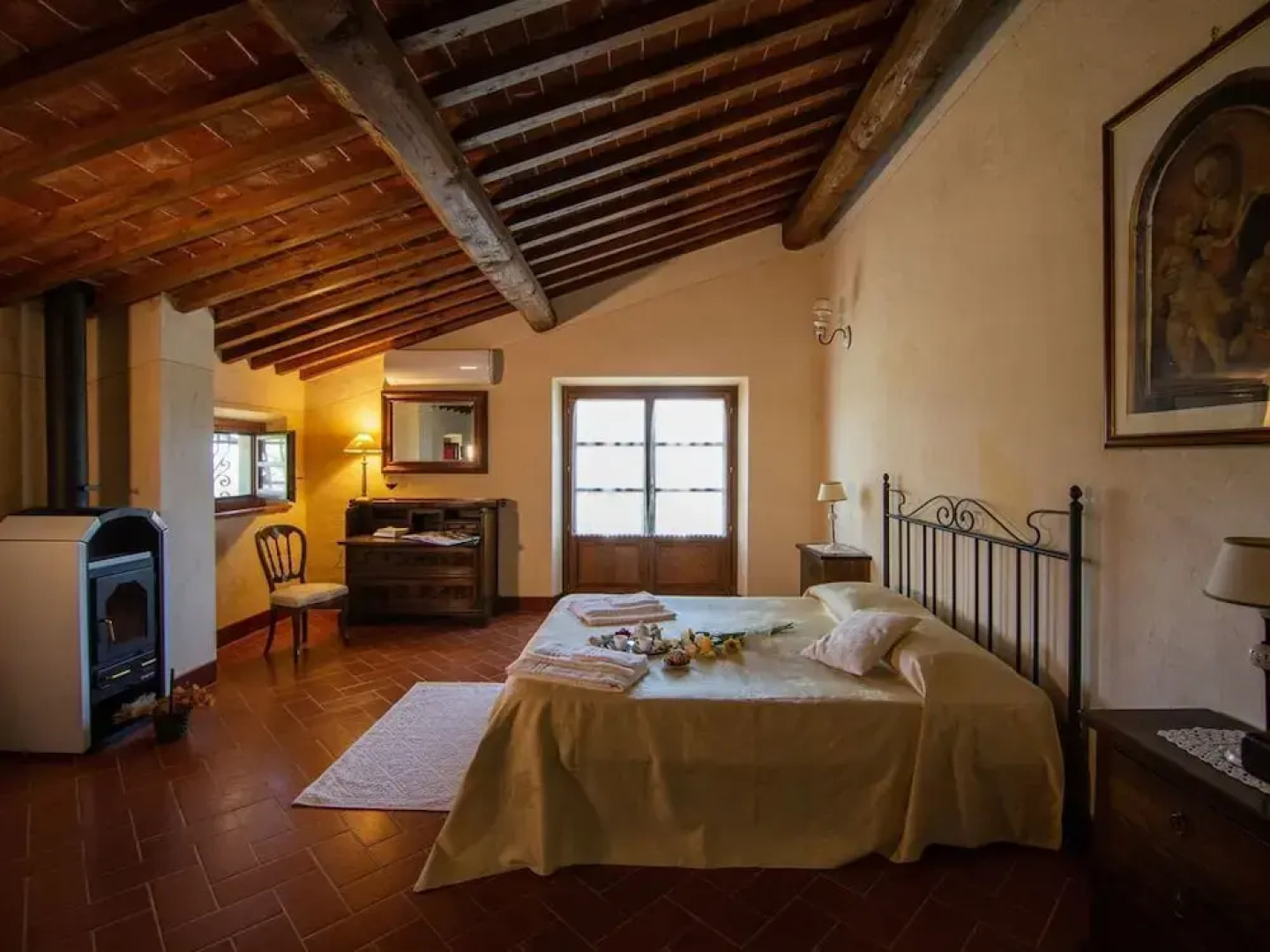 Private Villa with AC, private pool, WIFI, TV, terrace, pets allowed, parking, close to Arezzo