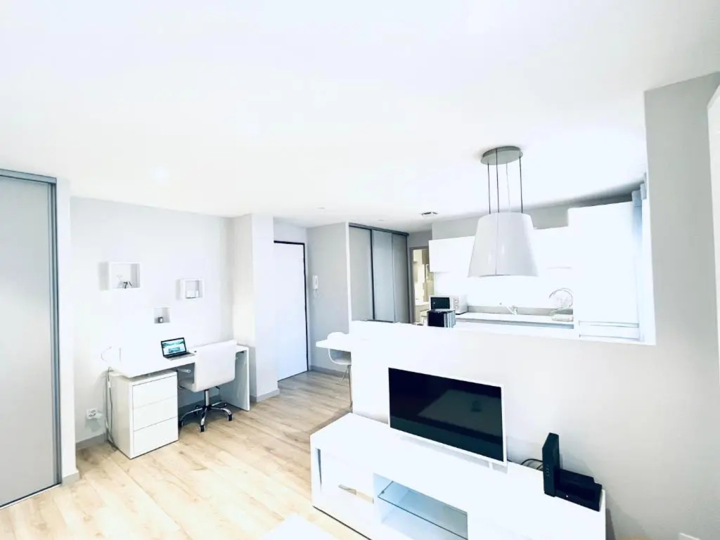 Le White Cosy à 5 minutes du Lac avec parking privatif gratuit