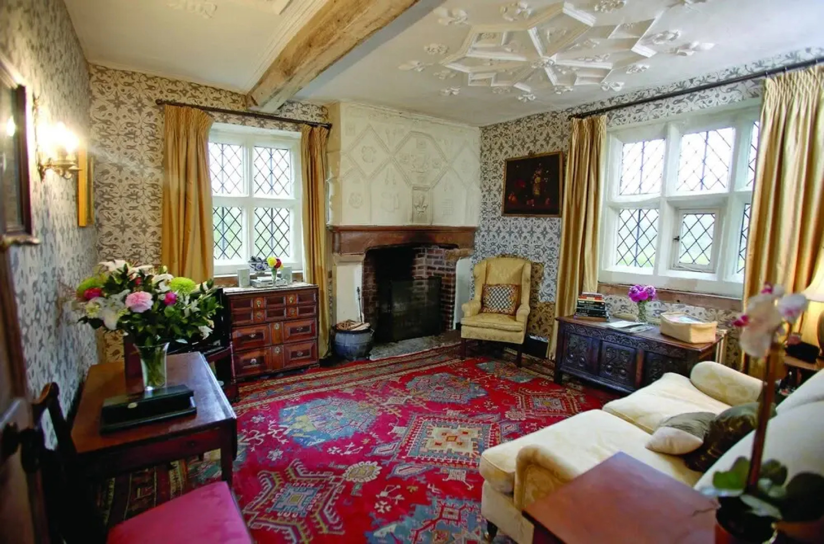 Luxurious hideaway for four in one of the finest Elizabethan gatehouse