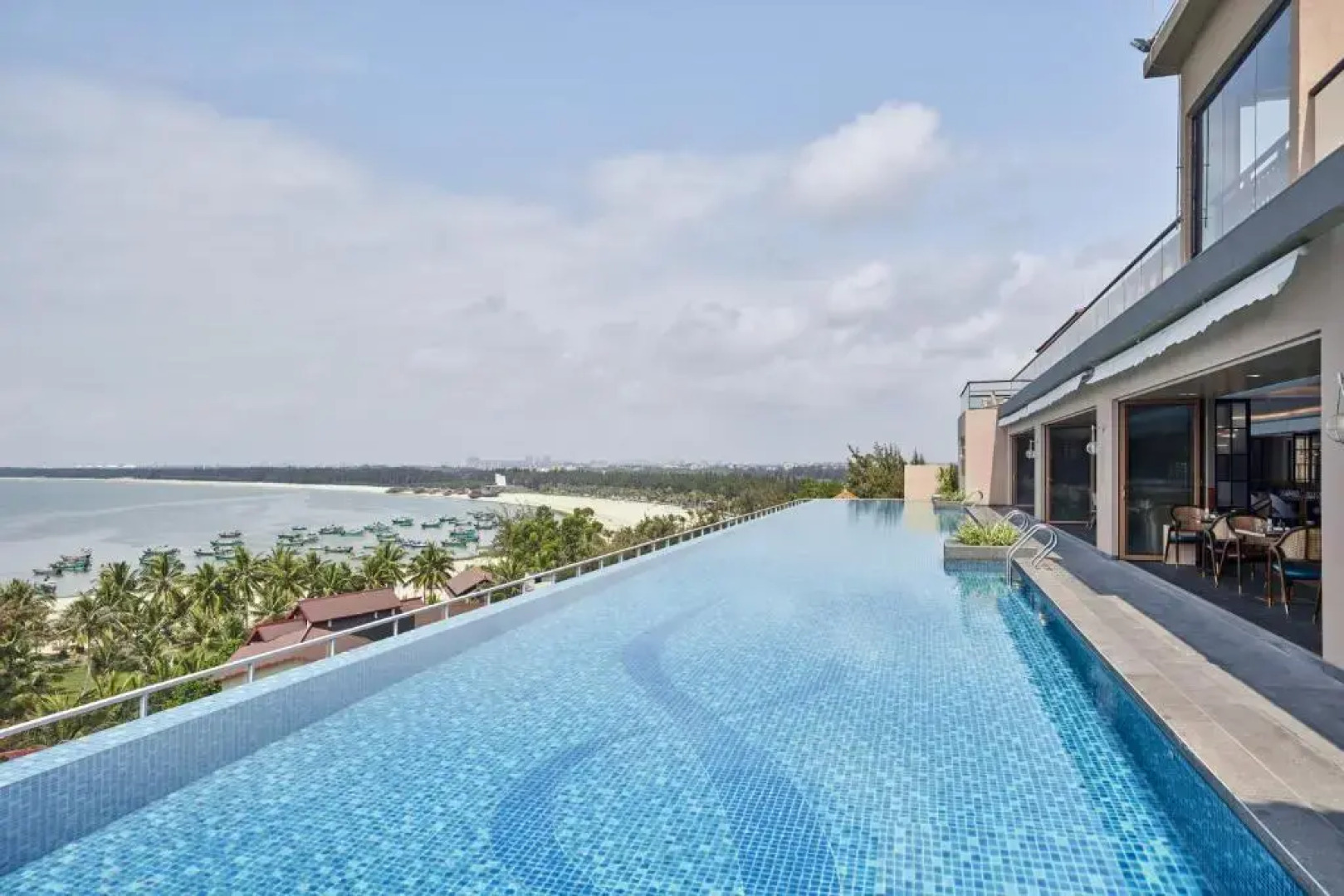 Sheraton Maoming Romantic Beach Resort