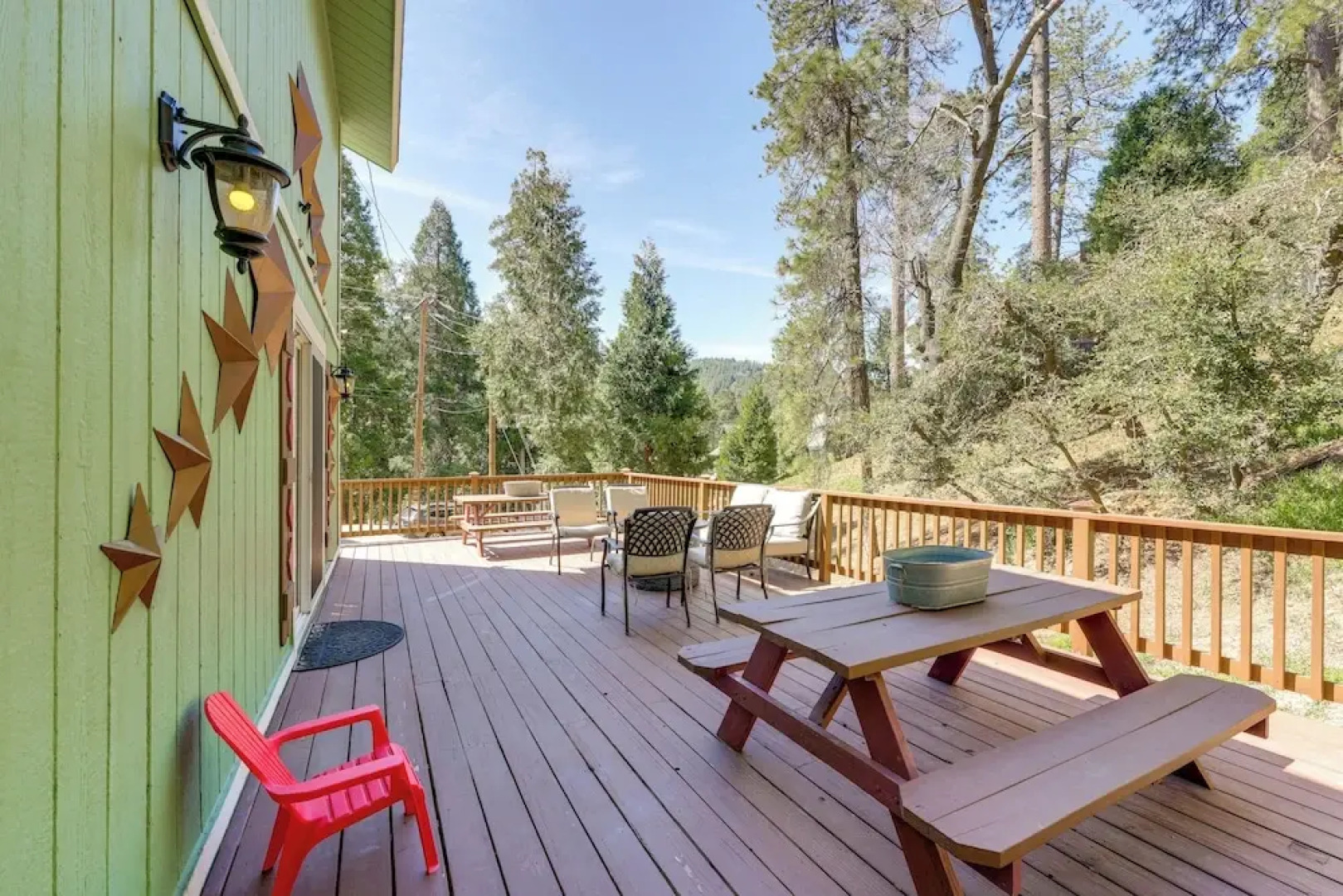 Remodeled Crestline Retreat: Walk to Lake Gregory!