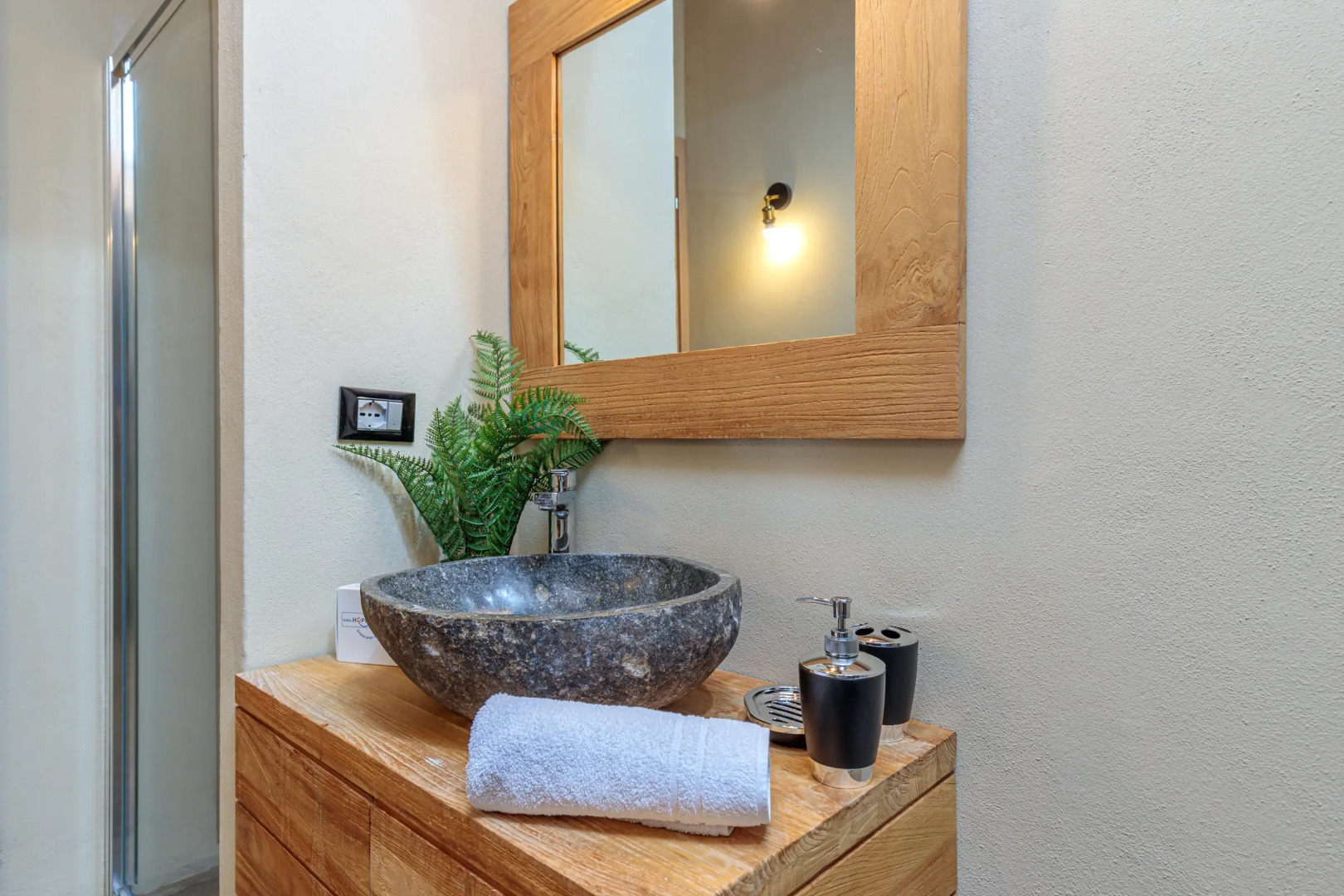 Cascina Liebe with sauna among vineyards