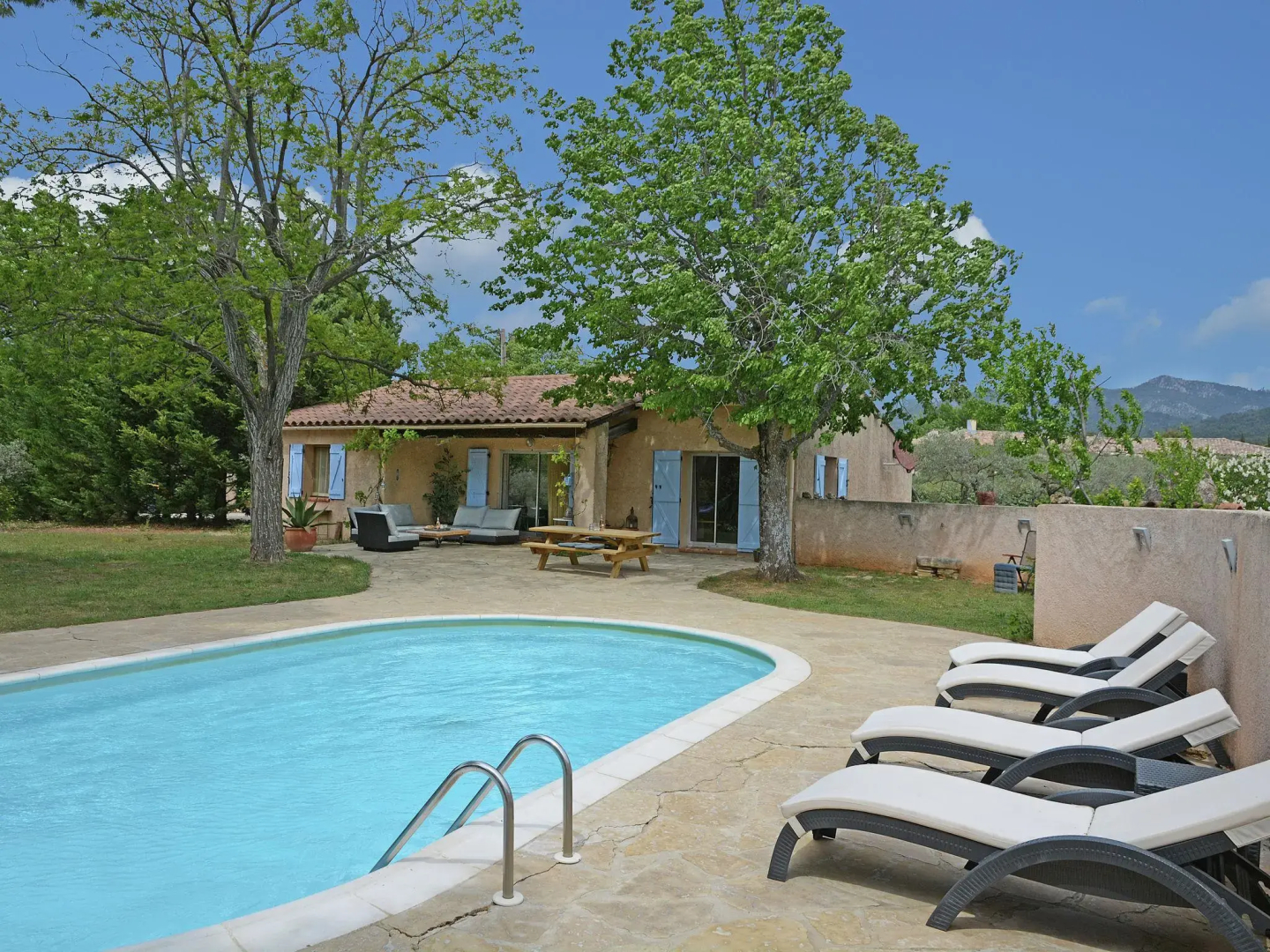 Very attractive detached villa with its own swimming pool