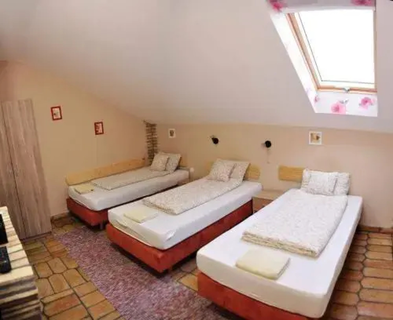 Roadside Restaurant & Caffe Bar