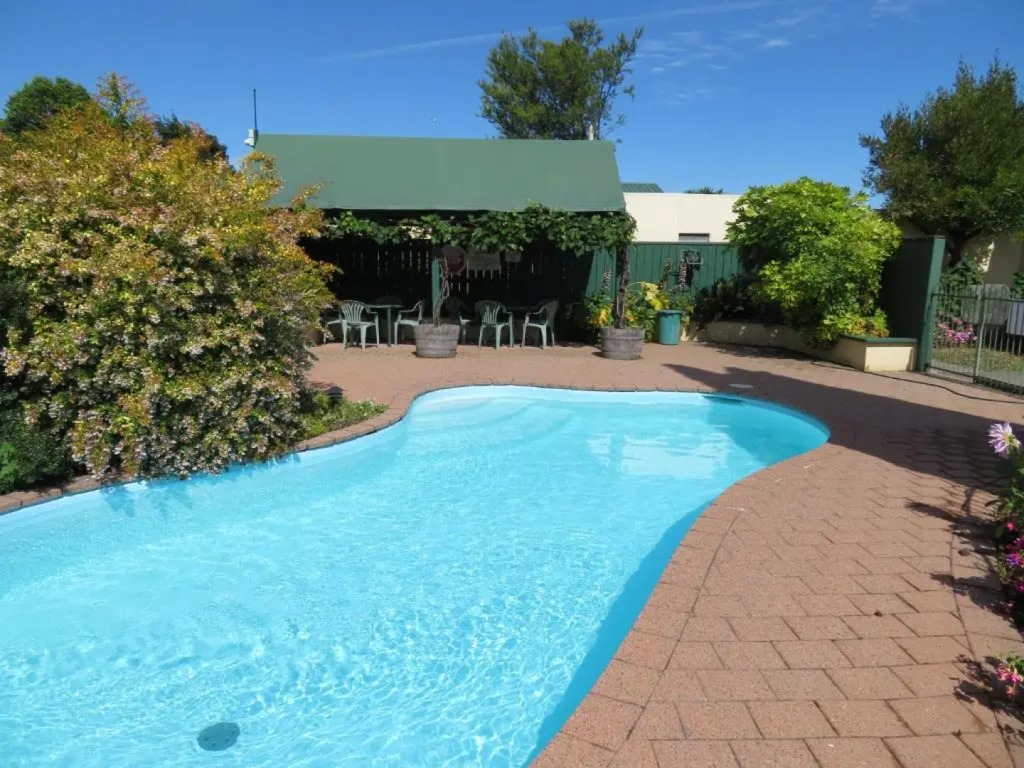 Commodore Court Motel