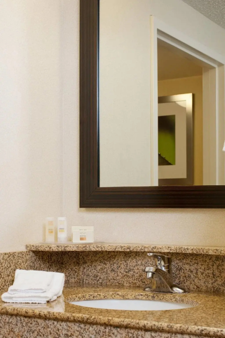 Courtyard by Marriott Newark Elizabeth