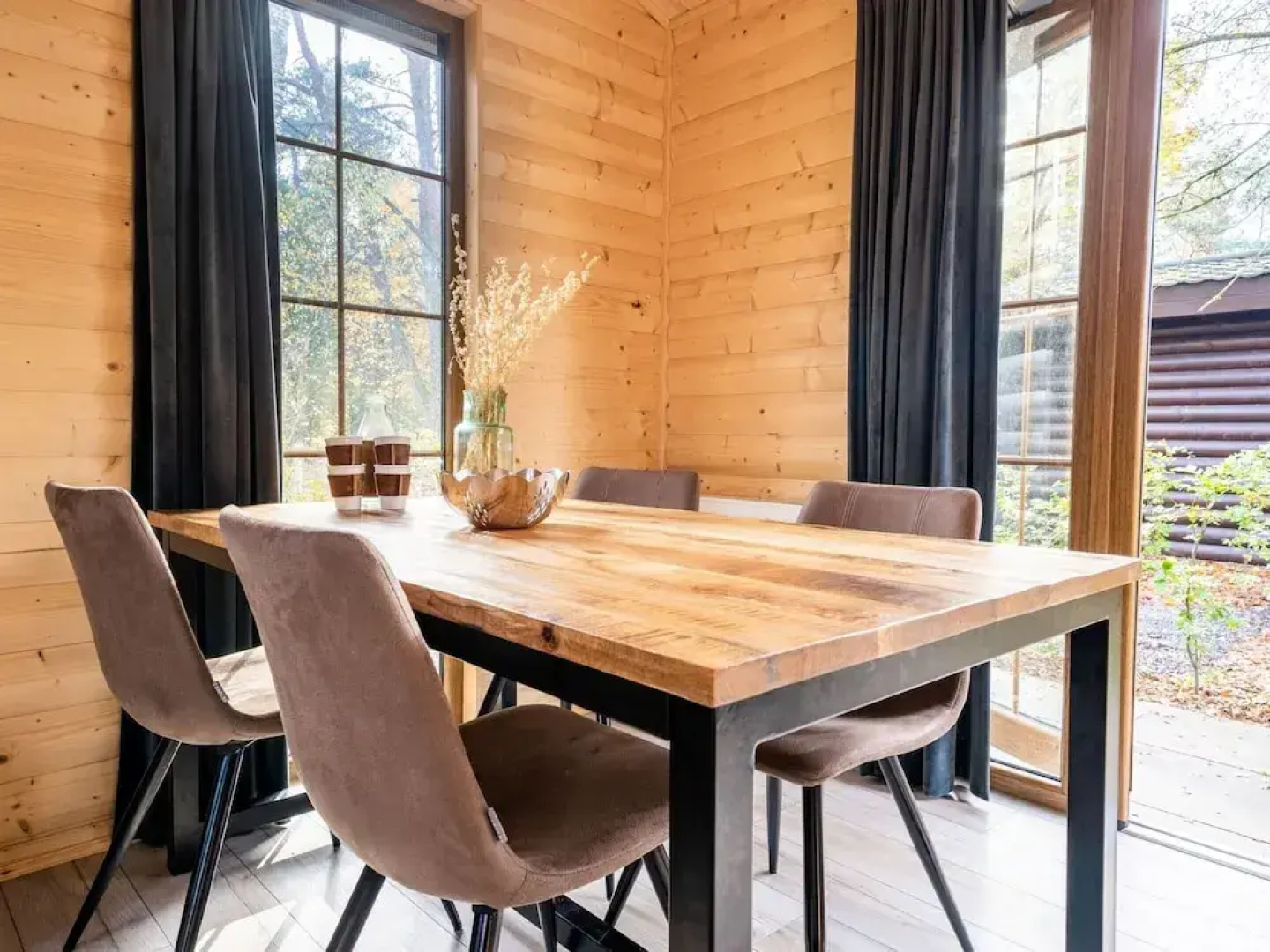 Wooden Chalet with Dishwasher near De Veluwe National Park