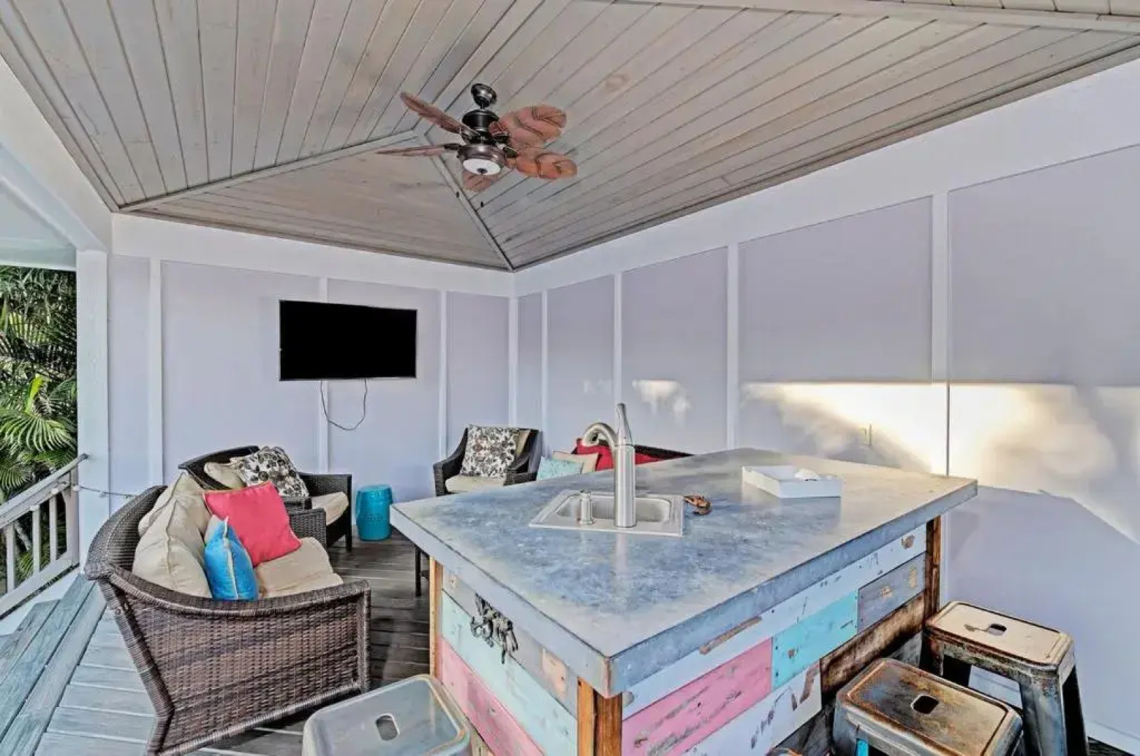 4 Bed 3 Bath BUNGALOW Heated Pool and Spa Bikes Kayaks free WiFi